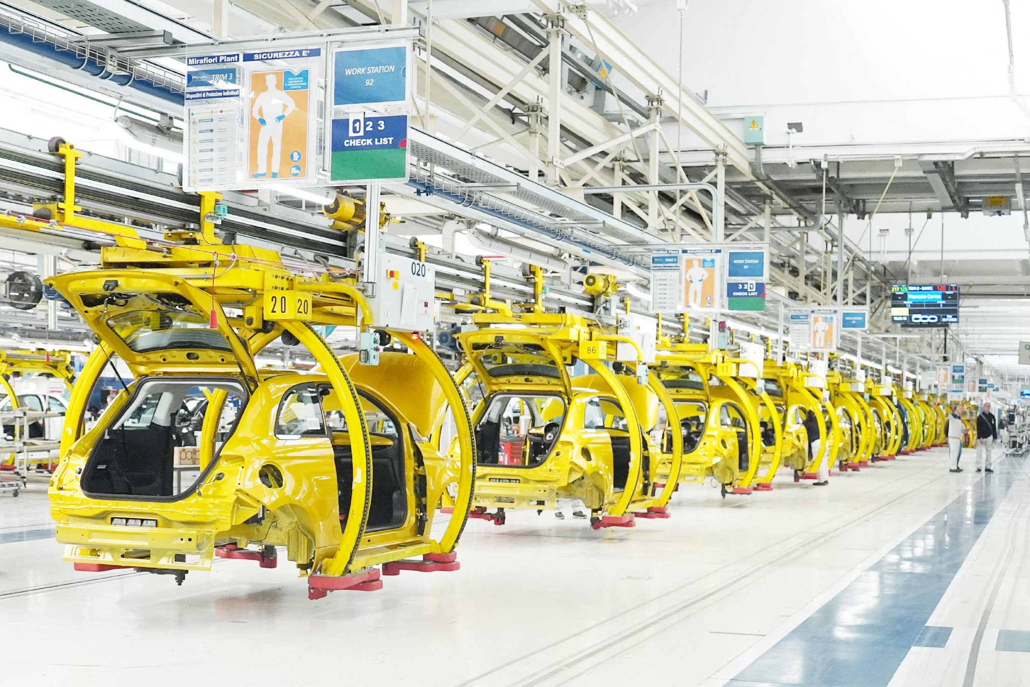 位于意大利都灵的菲亚特500混动车型生产线 视觉中国