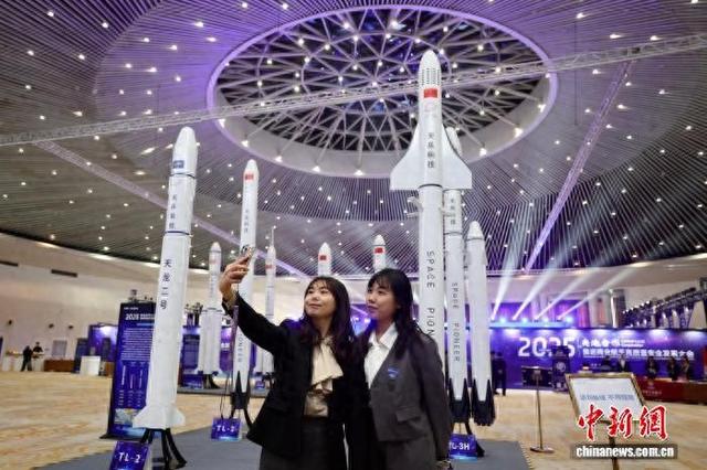 12月15日，“丰云汇·晓月问天 2025央地合作推进商业航天高质量安全发展大会”在北京园博园举行。记者 富田 摄