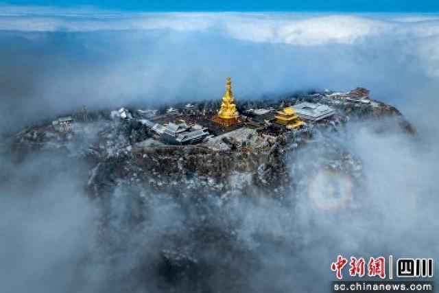 一场雪后的峨眉山金顶。何为摄