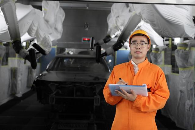 赵达在一汽红旗工厂记录设备运营数据。受访者 供图