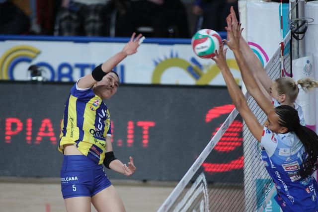 赵勇袁灵犀现身意甲赛场！庄宇珊21分难救主，李盈莹未进入名单