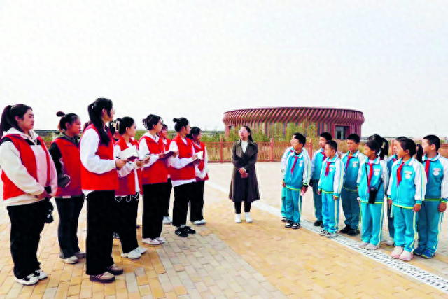 内蒙古民族幼儿师范高等专科学校和杭锦旗龙子心小学师生代表走进库布其阳光谷科技馆,开展了一堂“行走的思政课”。魏婷 摄