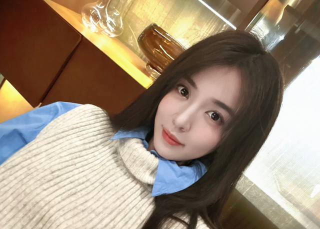 王晓晨和俞灏明高档餐厅约会，小嘴像抹了蜜好会说，俩人点6道菜