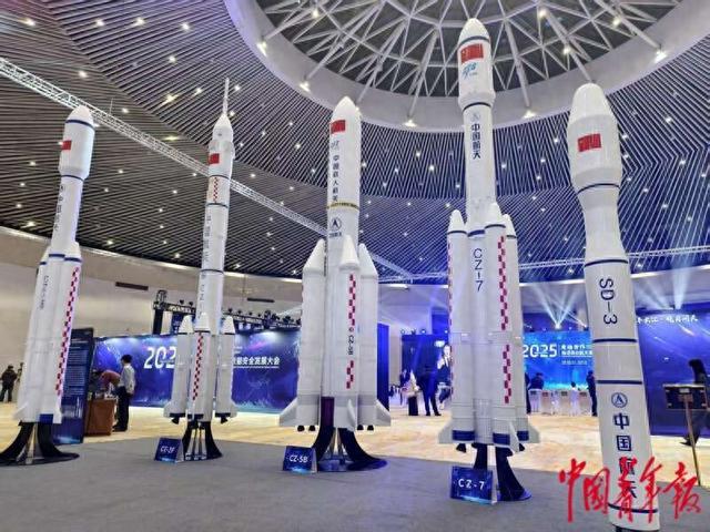 12月15日，2025央地合作推进商业航天高质量安全发展大会会场外的火箭模型。中青报·中青网记者 尹希宁/摄