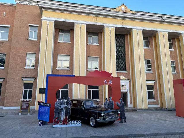 一汽厂区内展览的红旗车。澎湃新闻记者 赵利新 摄