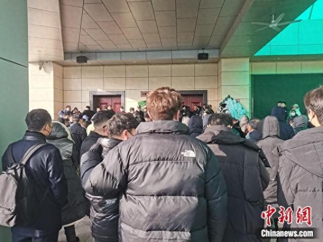 民众前来悼念何晴。中新网记者 上官云 摄