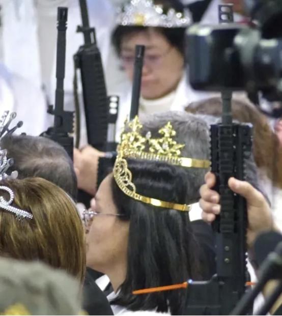 文亨进主持的“集体婚礼上”，把枪口指向天花板的信徒照片