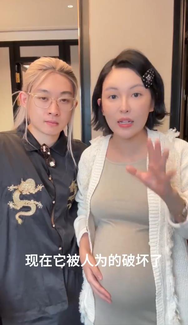 网红张凯毅4斤黄金凤冠被损坏引关注，美术馆回应：罩子是没有固定的