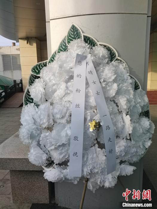 有粉丝前来送别何晴。中新网记者 上官云 摄