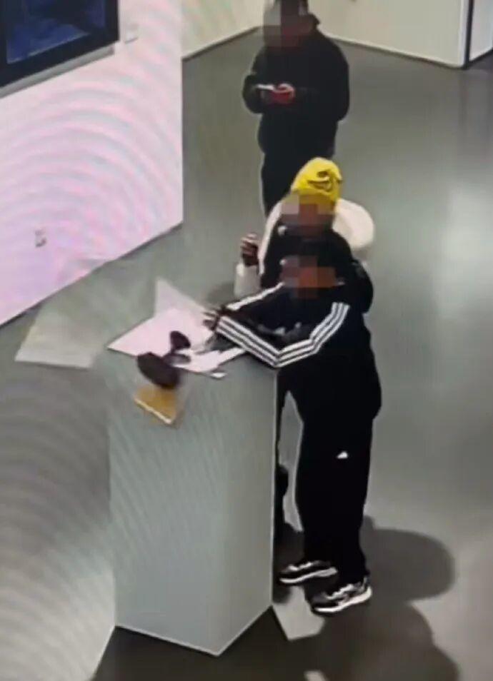 千万粉丝网红张凯毅发黄金凤冠视频后掉粉超16万