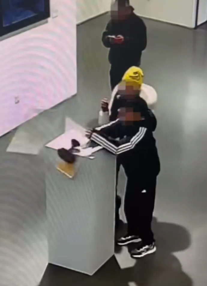 千万粉丝网红自曝：4斤黄金凤冠免费展览被毁！本人回应质疑