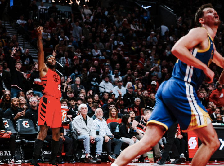 三人组狂轰96分打爆勇士！库里飙12记三分难救主，巴特勒11中3