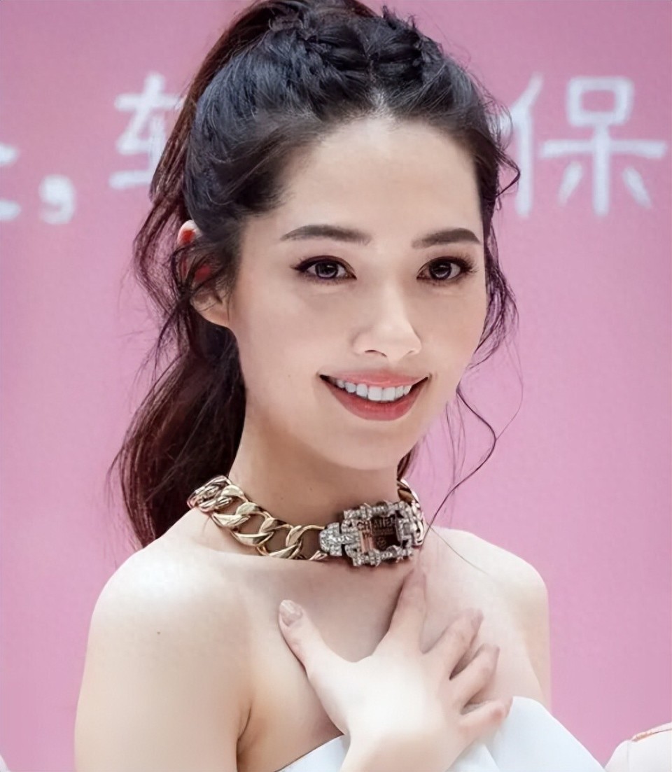 郭碧婷辟谣网友不信，诸葛紫岐晒名牌被嘲寒酸，豪门贵妇差距大