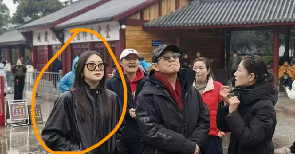 李连杰现身九华山祈福，小女儿陪同，他穿着像普通人，脸上显沧桑