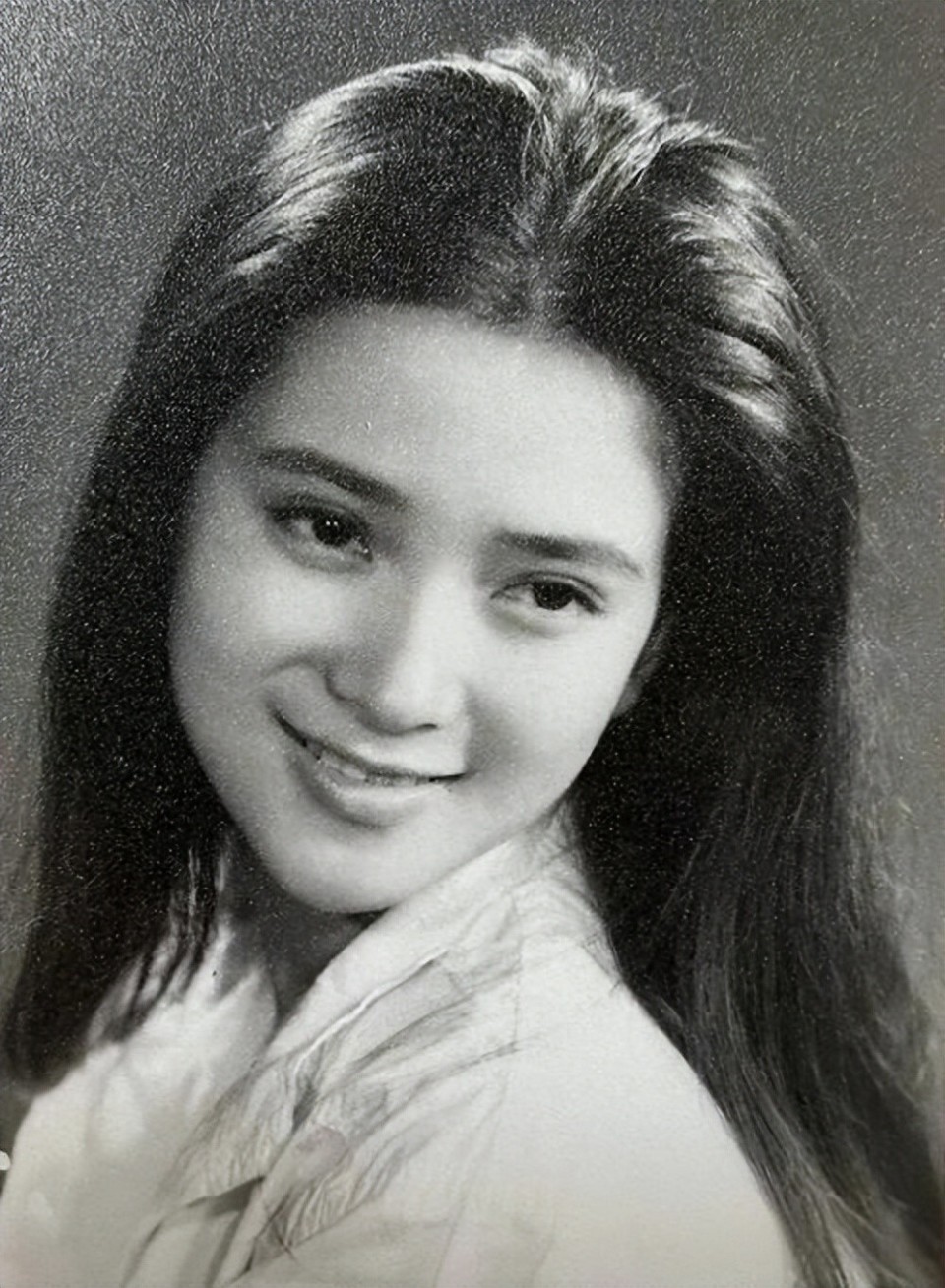 61岁著名演员何晴去世，多位老友发声怀念，最后几年只有一个遗憾