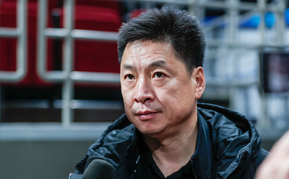 李春江以球迷身份参加广厦颁奖仪式 在观众席上落泪？