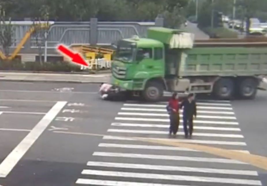 危险！电动车骑行驶入大车盲区，瞬间被“吞”！重要提示→