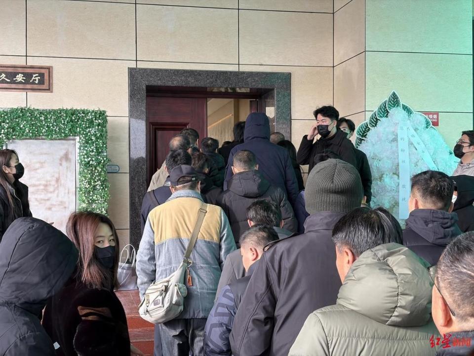 何晴告别仪式曝出恶心一幕！入殓师斥责媒体人，在告别厅门口架着摄像机拍摄