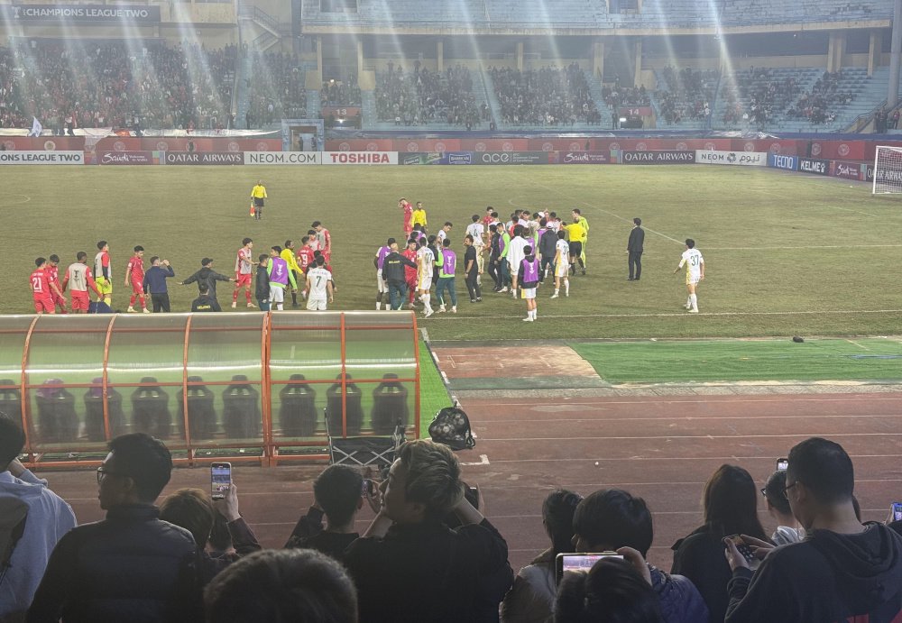 亚冠搂脖抱摔河内球员染红！28岁国安国脚遭重罚：禁赛4场罚款1万元