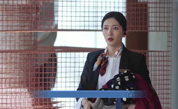 赵静语试了整整四个小时的衣服，没有一件是她满意的