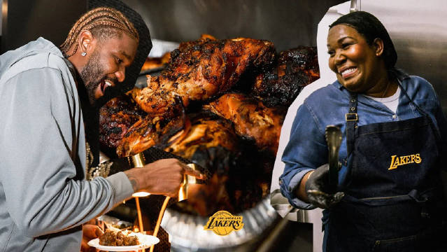 艾顿妈妈为湖人团建备宴，新秀献唱庆生教练组同乐