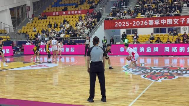 杨力维防守嗅觉不错，完成机警抢断之后助攻陈明伶轻松命中上篮