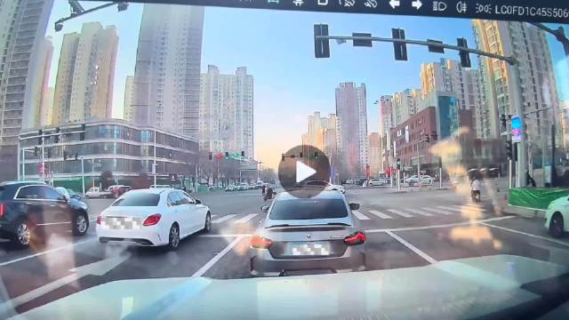 大马力后驱车，路口起步不要狠踩油门猛加速