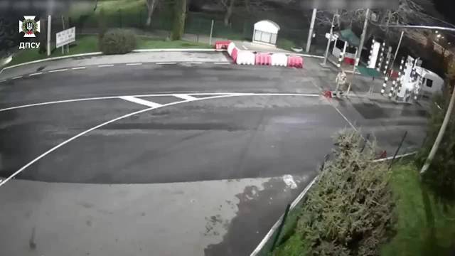 乌克兰男子骑摩托冲关逃兵役，遭边防拦截移交当局