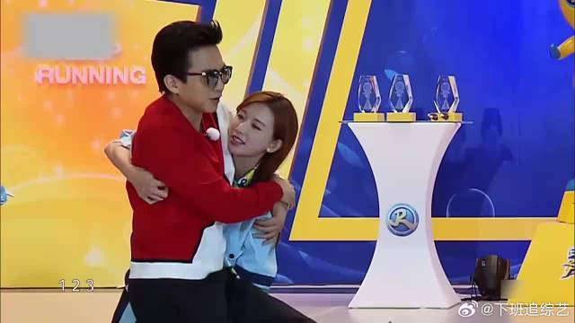 林志玲力气有多大？直接一个公主抱就把邓超抱起，看呆