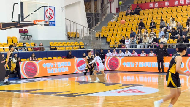 杨力维最后一投没进，广东女篮首节24比10领先武汉女篮