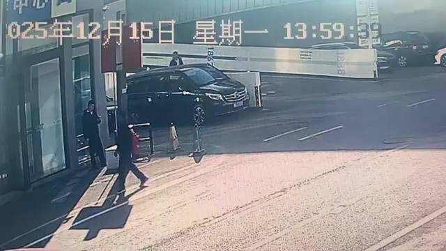 小米新车园区内倒车撞人，伤者送医救治