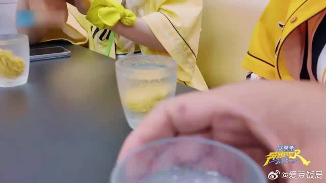 黄新淳真的被吓着了，张真源放盐宋雨琦放辣椒，味道绝了