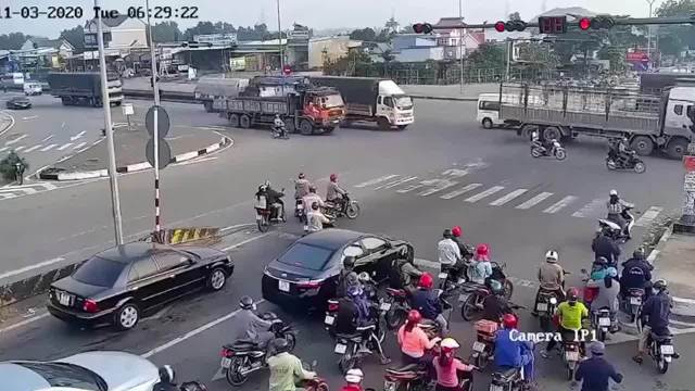 行驶在路上，一定要注意安全！远离大货车！