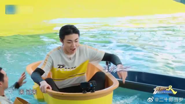 蔡徐坤追逐偷袭陈立农，弟弟瞬间发力，俩人双双沉船！