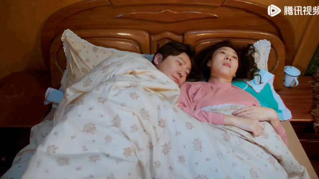 老舅拒光膀子唱歌被舅妈抓回，夫妻床头和好