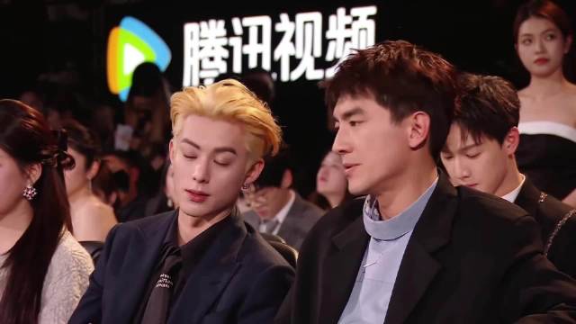 汪苏泷登台领奖，谁注意王鹤棣嘴里喊的啥，两字笑疯赵露思丨星光