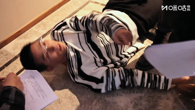 窦骁为戏脚拍脸，导演秒跟团，丁川提议只动脚戏剧效果拉满