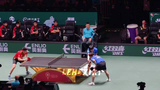 王楚钦梁靖崑带伤激战混合团体世界杯，全场起立鼓掌