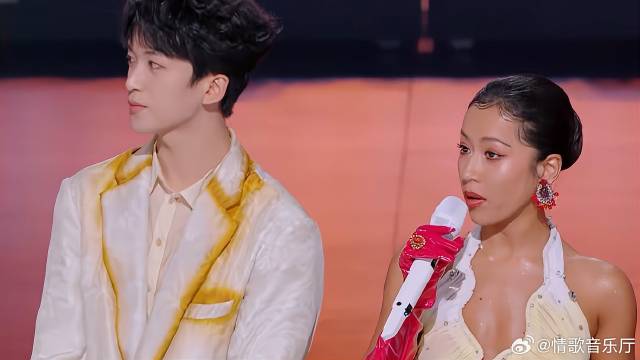 吉克隽逸有多敢穿！领口开到肚脐眼，黄子弘凡不敢转头看