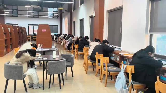 郑州商学院考研学子挑灯夜读备战