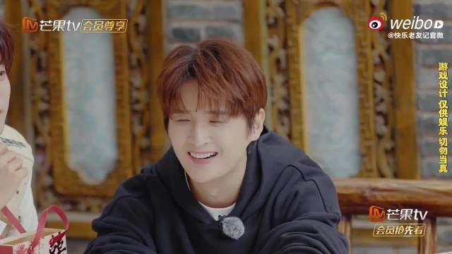 王栎鑫举杯即兴表演展现戏精本色