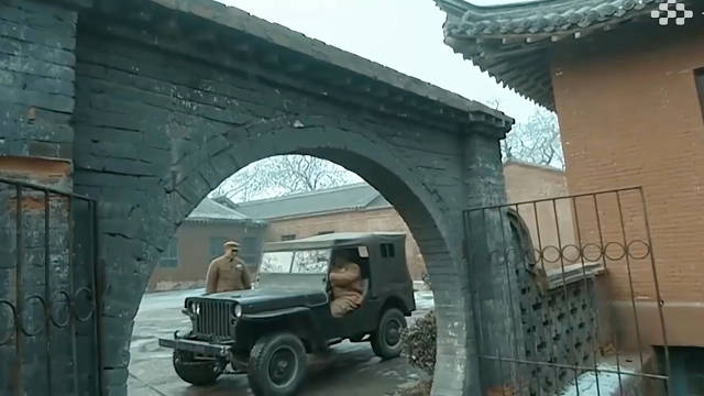 亮剑：李云龙对着艺术品瞎评价，说的话驴唇不对马嘴，田雨当场翻白眼吐槽