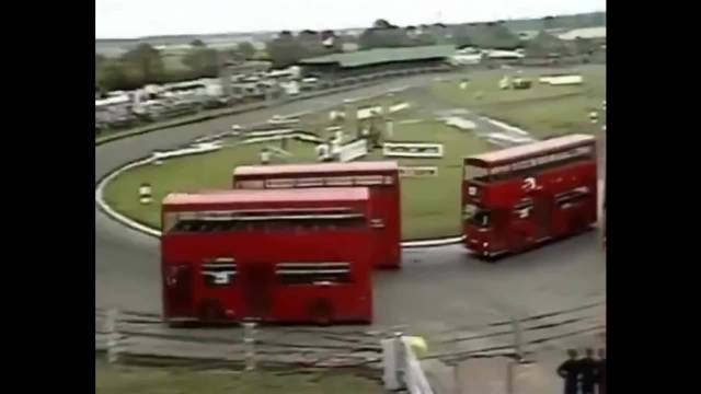 能看英国双层巴士竞速，谁还稀罕看F1赛车啊！