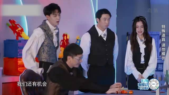 一秒转身射击，蔡徐坤果断开枪太帅了，郑恺偷袭都没成功