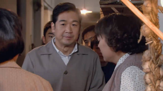 金婚：庄嫂不满分房结果，撸起袖子骂街，大庄：上级照顾工程师