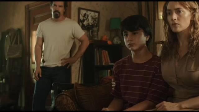 越狱逃犯劫持了一对母子并隐藏在他们家中，却成了一名好父亲