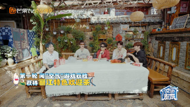 王栎鑫举杯即兴表演，快乐老友记开播