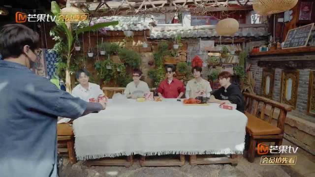 快乐老友记熟人局笑料不断，王栎鑫张远互动引热议