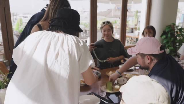 原来大明星蔡依林吃饭也是摆拍优先