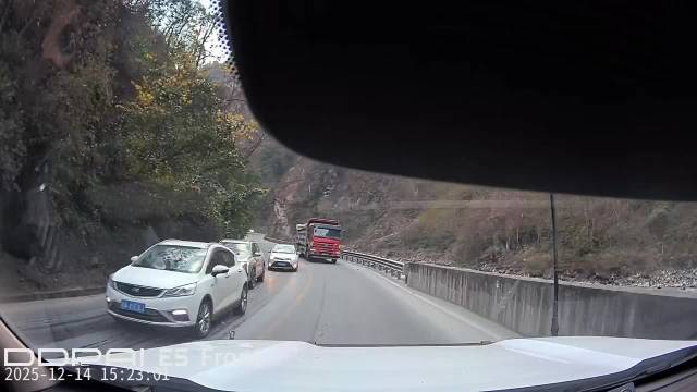 天啊，这也太恐怖了 川藏线上的卡车都这么开的吗？